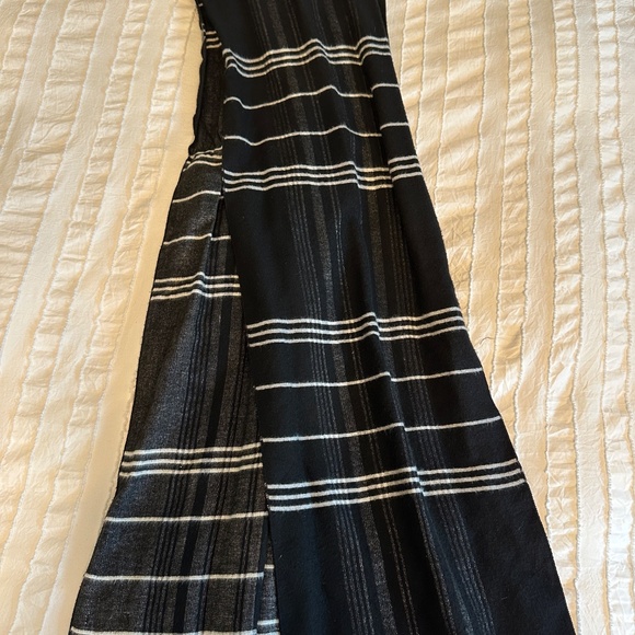 Men's Black & White Striped Scarf - Picture 5 of 5